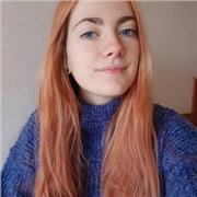 studentessa universitaria offre lezioni di inglese per studenti di superiori e medie